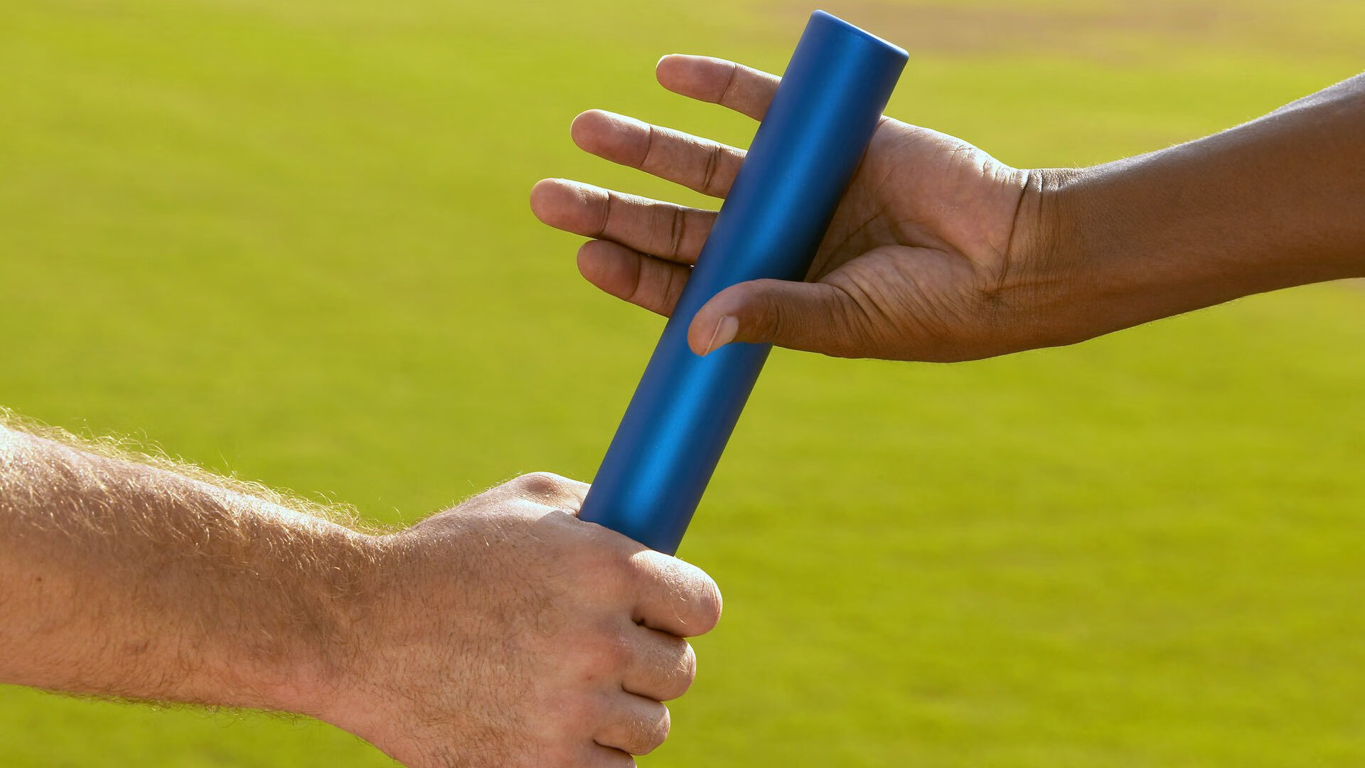 中超联赛国家队战胜 球迷高唱国歌助威,国家队参加中超